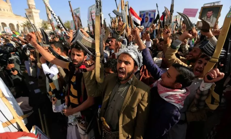 الحوثيون يبتزون السعودية بـ«نصر وهمي» على إسرائيل.. تهديدات إيرانية تكشف عن مخطط لتدمير اليمن