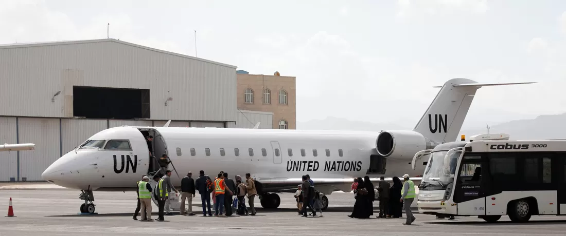 تقارير تكشف عمليات نقل سرية لقيادات حوثية عبر طائرات أممية