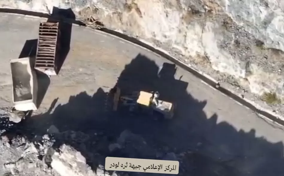 محاولة يائسة لوقف التحرير… الحوثيون يفجرون جبال مكيراس بعد فشلهم أمام المقاومة