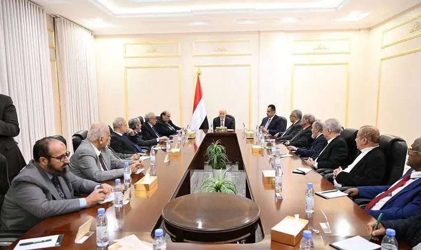 رئيس مجلس القيادة يحذر من أي محاولة للالتفاف على القرارات السيادية ويدعو إلى خطاب مسؤول يعلي قيم الدولة والتعايش